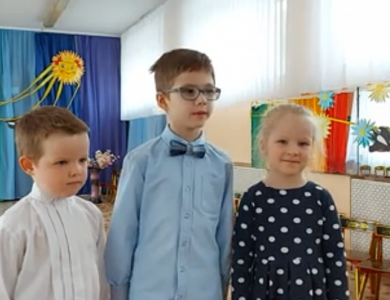 Дети поют "Катюшу"