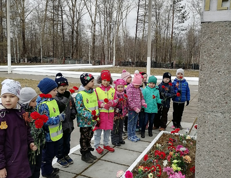 Возложение цветов к мемориалу павших в Великой Отечественной войне